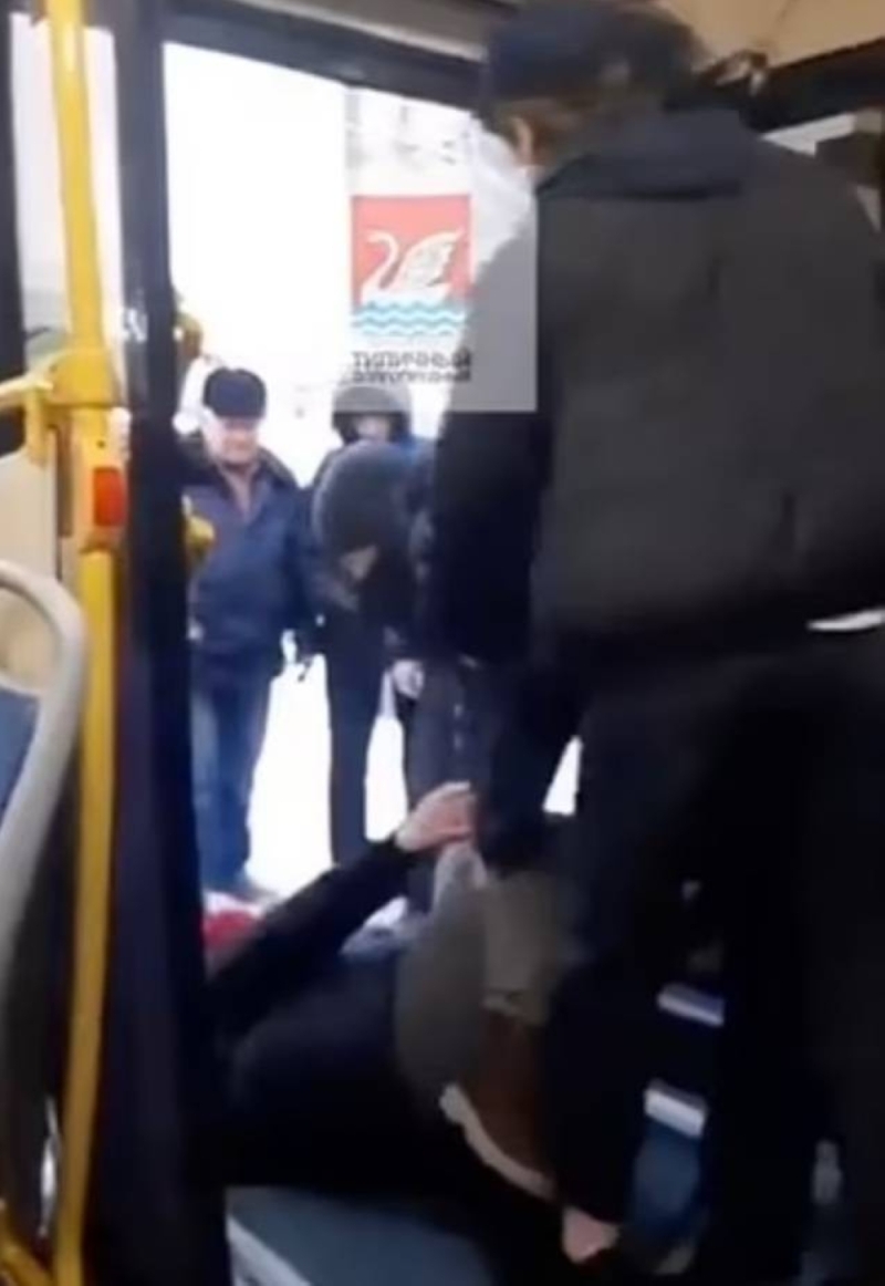 شاهد: راكب يجر امرأة روسية بوحشية ويرميها خارج الحافلة بموسكو بعد انتقادها الحرب في أوكرانيا 