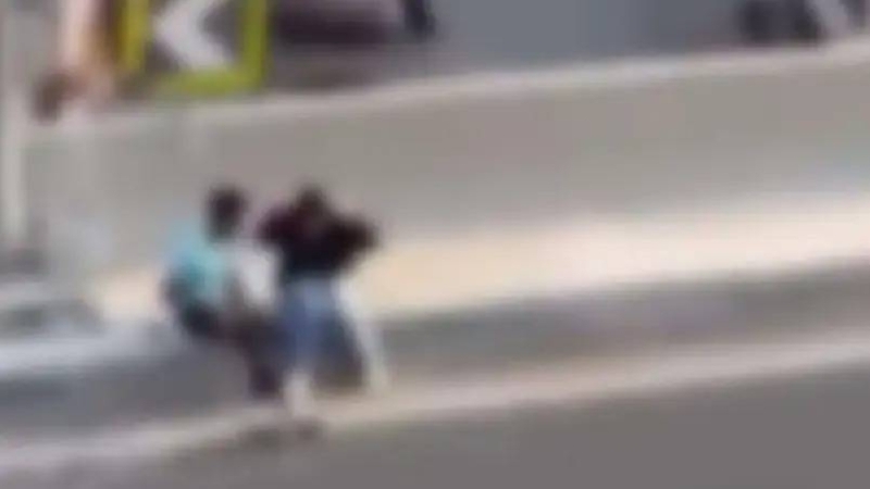 فيديو فاضح لشاب وفتاة على جسر رئيسي أمام المارة يثير ضجة في مصر