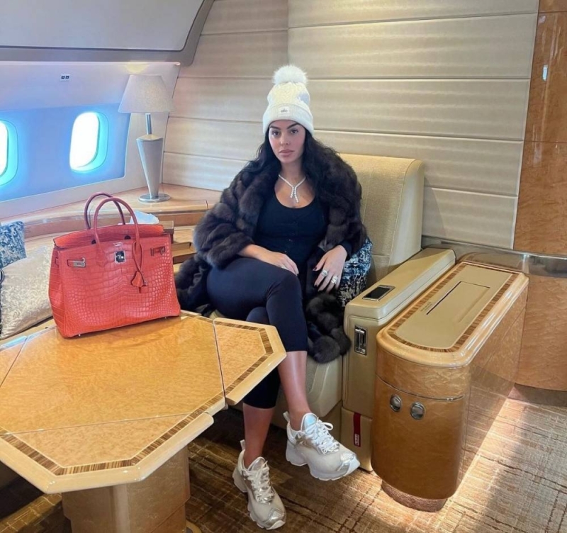 شاهد : أحدث صورة لـ "جورجينا" صديقة كريستيانو رونالدو داخل طائرتها الخاصة أثناء ذهابها إلى الرياض