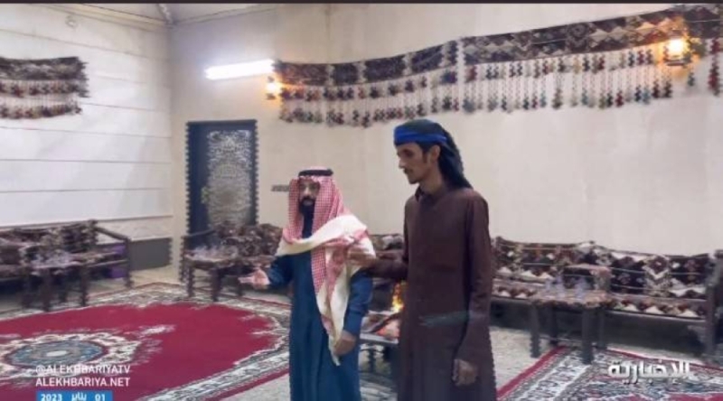 شاهد.. مواطن يفتح منزله لسائقه اليمني بعد وفاة والده لإقامة العزاء