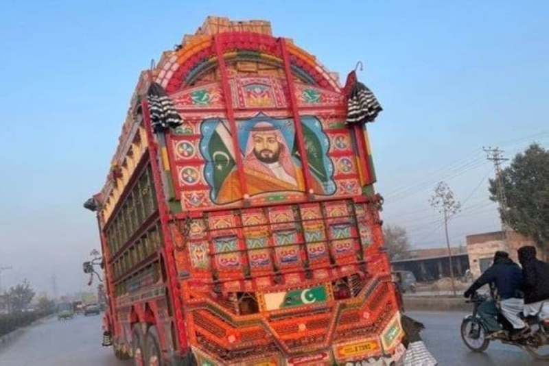 شاهد: باكستاني يرسم صورة ولي العهد على شاحنته.. والسفارة السعودية في إسلام آباد  تتفاعل