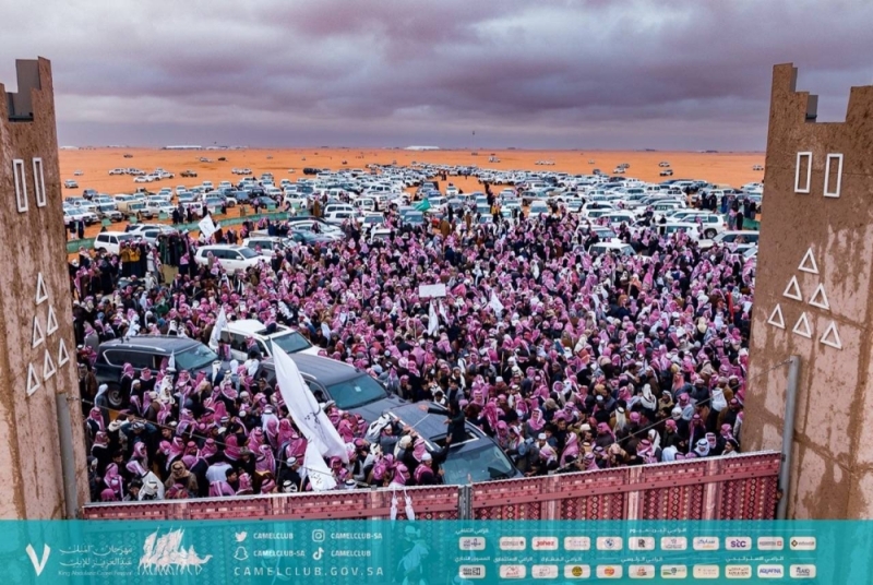 شاهد: صور جوية للحضور المهيب حول منقية "باشات شمر" في مهرجان الملك عبدالعزيز للإبل