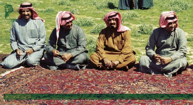 شاهد: صورة قديمة للملك سلمان بجانب الملك فهد والملك عبدالله والأمير سلطان.. والكشف عن تاريخ ومكان التقاطها