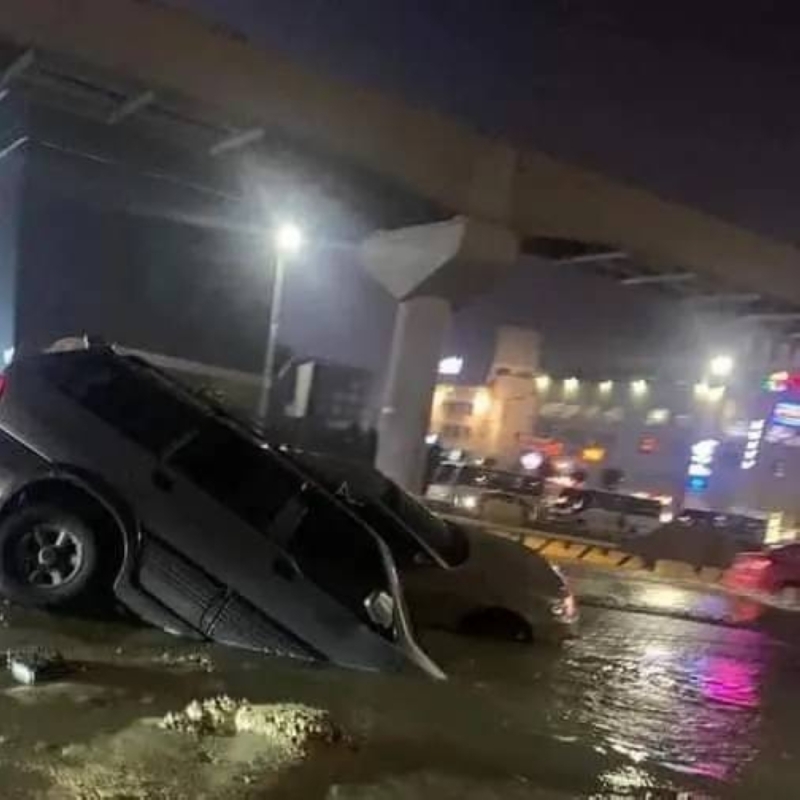 شاهد .. هبوط أرضي مليء بالماء يبتلع مجموعة سيارات في منطقة التجمع الخامس بمصر