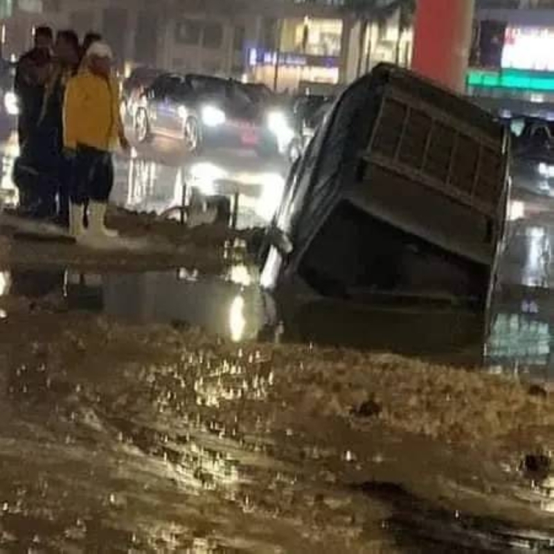 شاهد .. هبوط أرضي مليء بالماء يبتلع مجموعة سيارات في منطقة التجمع الخامس بمصر