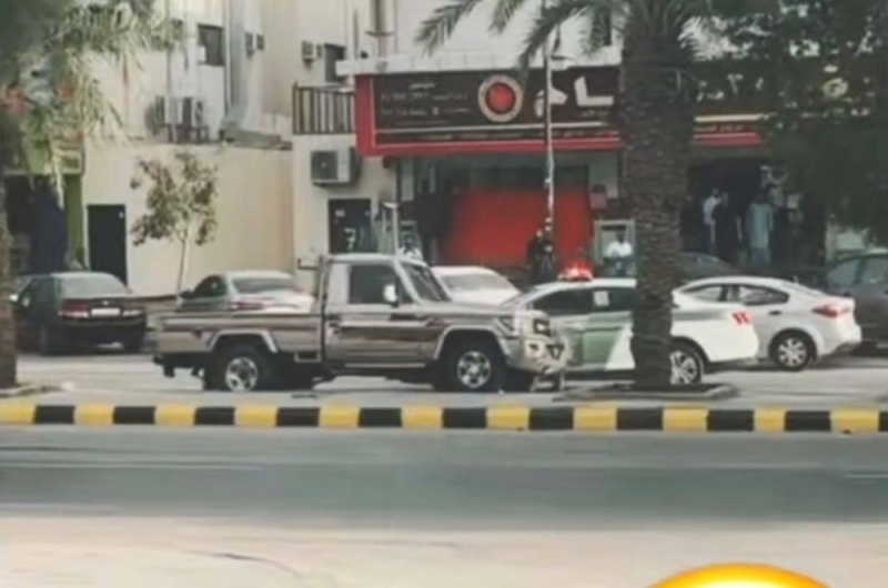 شاهد : لحظة ضبط سيارة "جيب شاص" مطلوبة أمنيا وسط شارع عام بالرياض وفرار قائدها