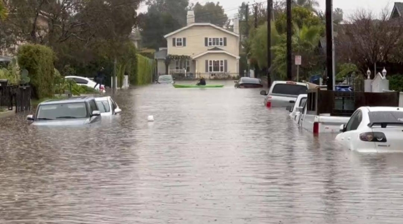 شاهد: غرق السيارات في شوارع ولاية كاليفورنيا الأمريكية بسبب الأمطار الغزيرة