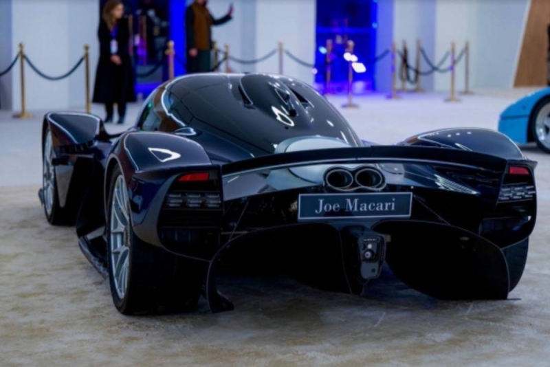 شاهد:  استون مارتن فالكيري أغلى سيارة في العالم في معرض الرياض للسيارات