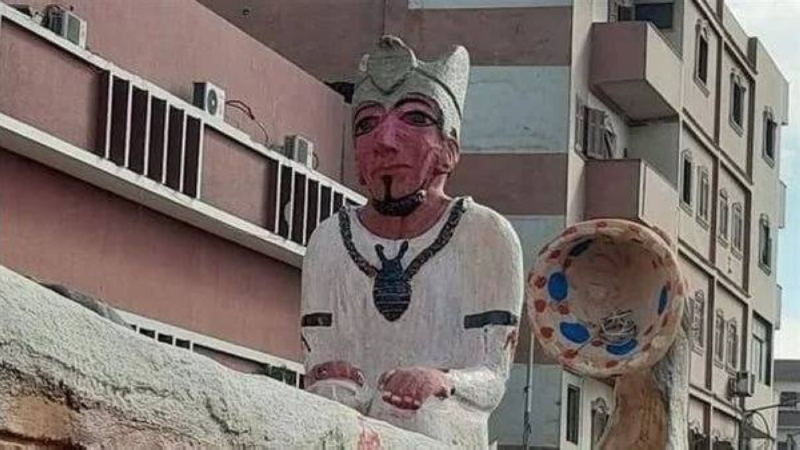 ليس له علاقة بالنحت المصري القديم..شاهد .. تمثال فرعوني وسط أحد الميادين في محافظة أسيوط يثير السخرية على مواقع التواصل