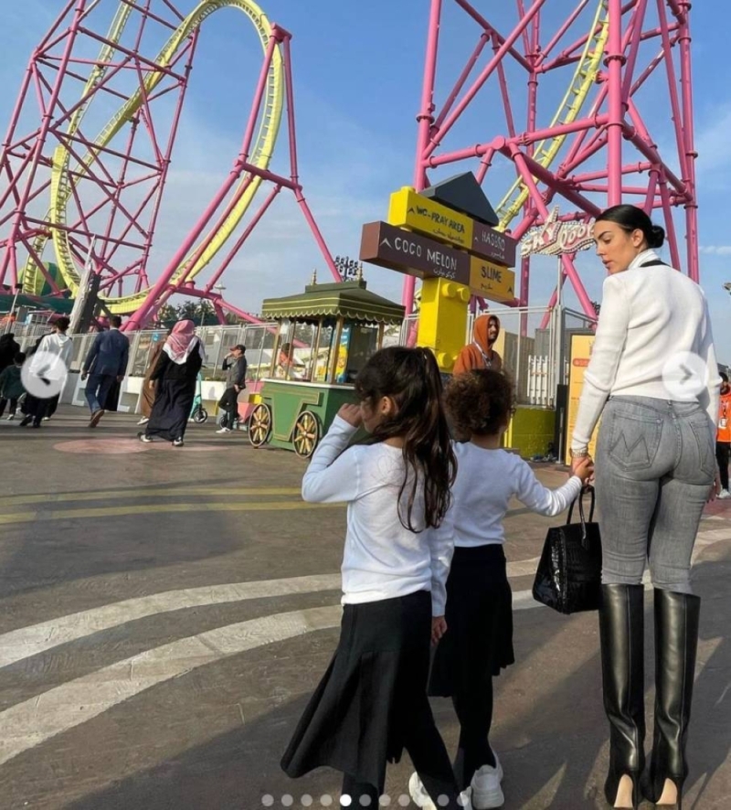 شاهد.. كريستيانو و جورجينا  وأطفالهما في رحلة ترفيهية في منطقة  بوليفارد الرياض