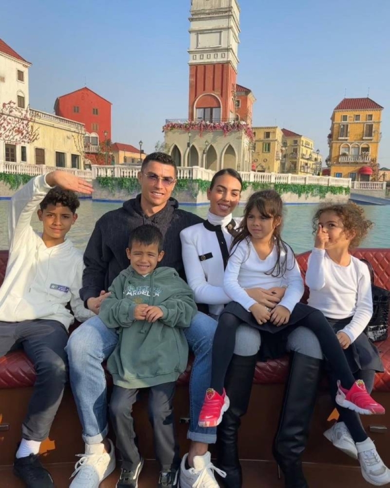 شاهد.. كريستيانو و جورجينا  وأطفالهما في رحلة ترفيهية في منطقة  بوليفارد الرياض