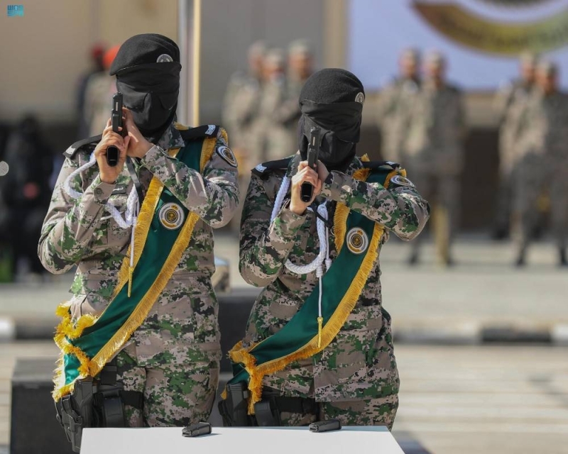 شاهد: عرض عسكري لمهارات مجندات سعوديات أثناء حفل تخرجهن من مركز  المديرية العامة للسجون