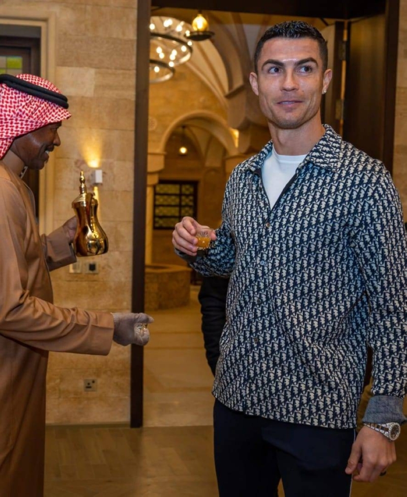 شاهد .. "رونالدو" يتناول القهوة السعودية خلال استضافة تركي آل الشيخ لفريق موسم الرياض قبل مواجهة باريس سان جيرمان