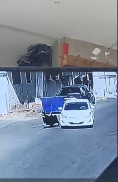 شاهد .. سائق يضرب سيدة بسيارتها بينما كانت تسير في أحد شوارع المملكة