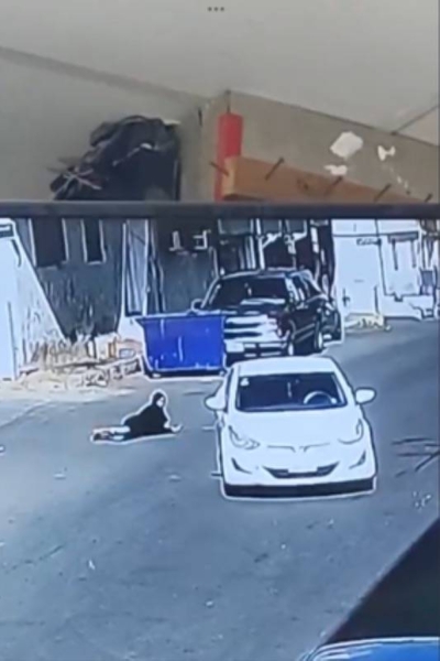 شاهد .. سائق يضرب سيدة بسيارتها بينما كانت تسير في أحد شوارع المملكة