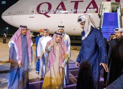 شاهد: أمير  قطر يصل إلى الرياض وفي مقدمة مستقبليه أمير ⁧‫الرياض