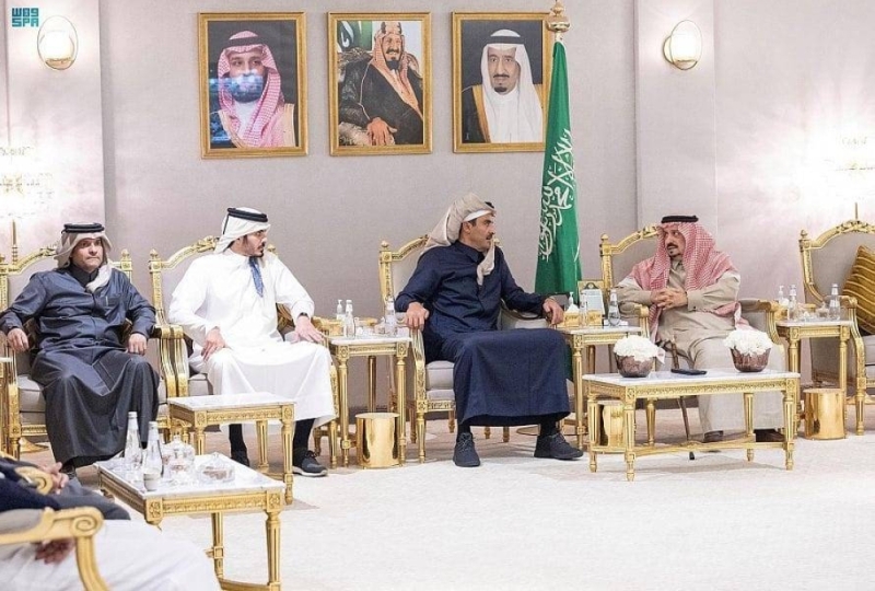 شاهد: أمير  قطر يصل إلى الرياض وفي مقدمة مستقبليه أمير ⁧‫الرياض