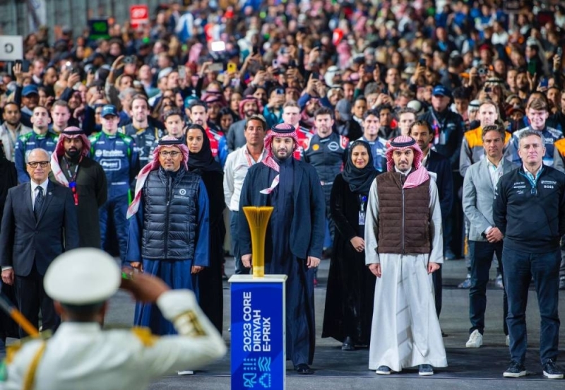 شاهد: عزف السلام الملكي ⁧‫لحظة حضور ولي العهد‬⁩ الأمير "محمد بن سلمان" لسباق ⁧‫ فورمولا إي‬⁩ الدرعية