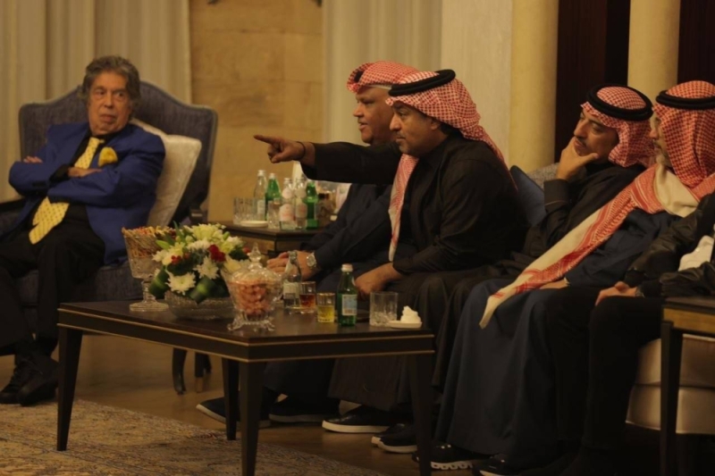 شاهد: " تركي آل الشيخ" يلتقي بمجموعة كبيرة من الفنانين ويقيم مأدبة عشاء تكريما لهم