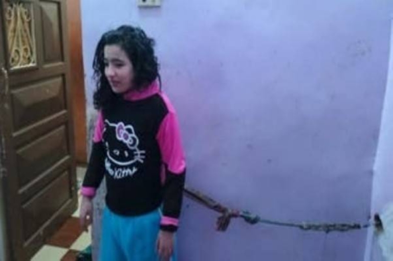مصر: قصة فتاة تعيش مقيدة في منزلها بسلاسل حديدية منذ 10 سنوات.. ووالدتها تكشف عن سبب صادم!