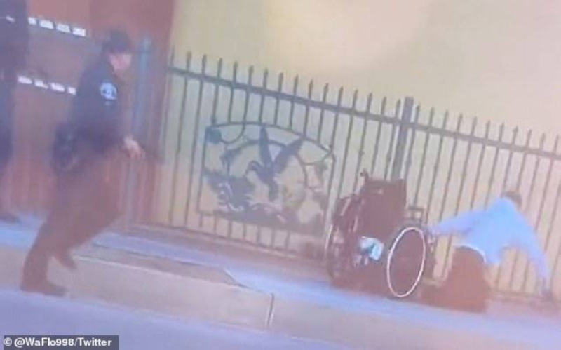 فيديو صادم .. شاهد: عناصر من الشرطة الأمريكية يطاردون رجل مبتور القدمين ويطلقون النار عليه