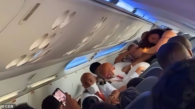 شاهد..  صراخ ومشاجرة جماعية " عنيفة" بين 12 امرأة على متن طائرة