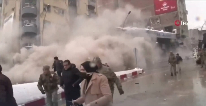 بالفيديو.. لحظة انهيار مبنى وسط تجمع العشرات في مدينة ملاطية التركية إثر الزلزال المدمر الذي ضرب البلاد
