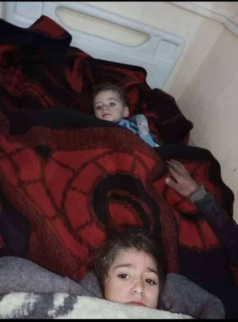 شاهد.. طفلة سورية تحمي رأس شقيقها أسفل أنقاض الزلزال المدمر.. وهكذا ظهرا بعد إنقاذهما عقب مرور 17 ساعة