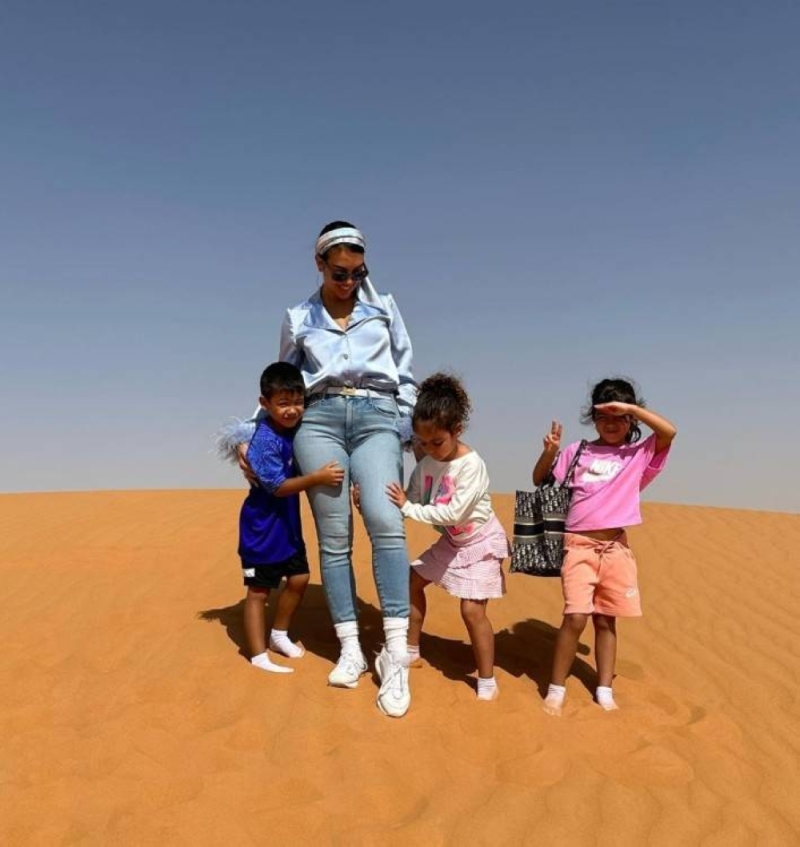 شاهد.. جورجينا وأطفالها في صحراء الرياض يصعدون الكثبان الرملية ..وتعلق: يوم رائع