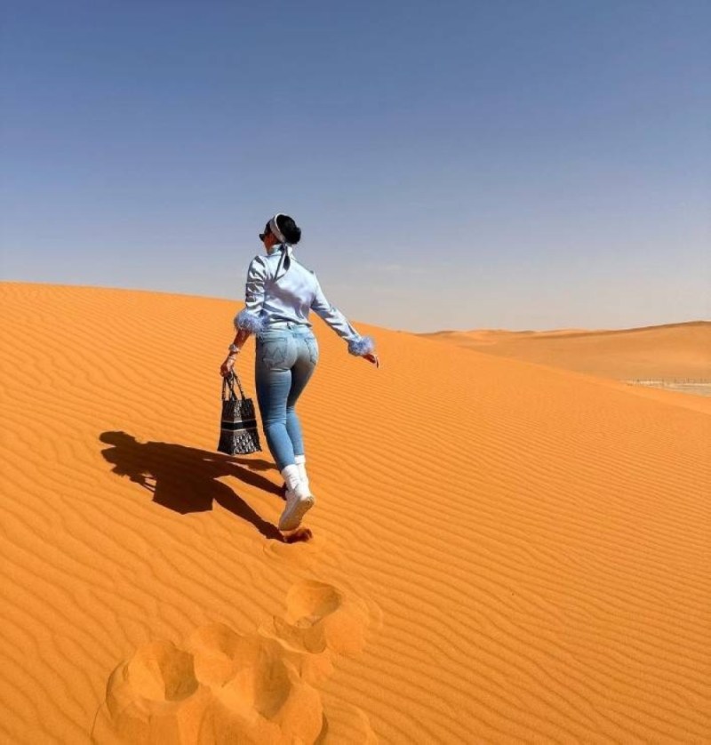 شاهد.. جورجينا وأطفالها في صحراء الرياض يصعدون الكثبان الرملية ..وتعلق: يوم رائع