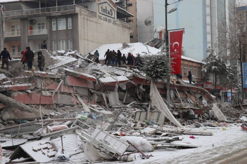 "الأرض تهتز تحت أقدام البشر" .. تسجيل 24 هزة في عدة دول خلال 24 ساعة على خلفية زلزال تركيا وسوريا