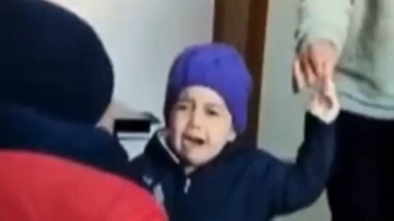 شاهد: ردة فعل طفلة سورية بعد خروج والدها من أسفل أنقاض الزلزال