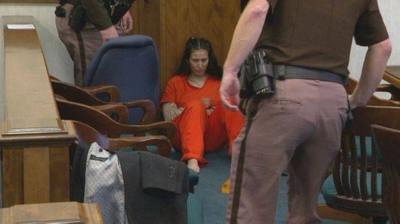 شاهد: امرأة  تعتدي على محاميها داخل قاعة المحكمة في أمريكا