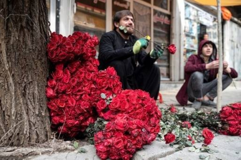 تحت تهديد السلاح .. حركة طالبان "المتشددة دينيا" تمنع شراء الورد الأحمر في يوم الحب