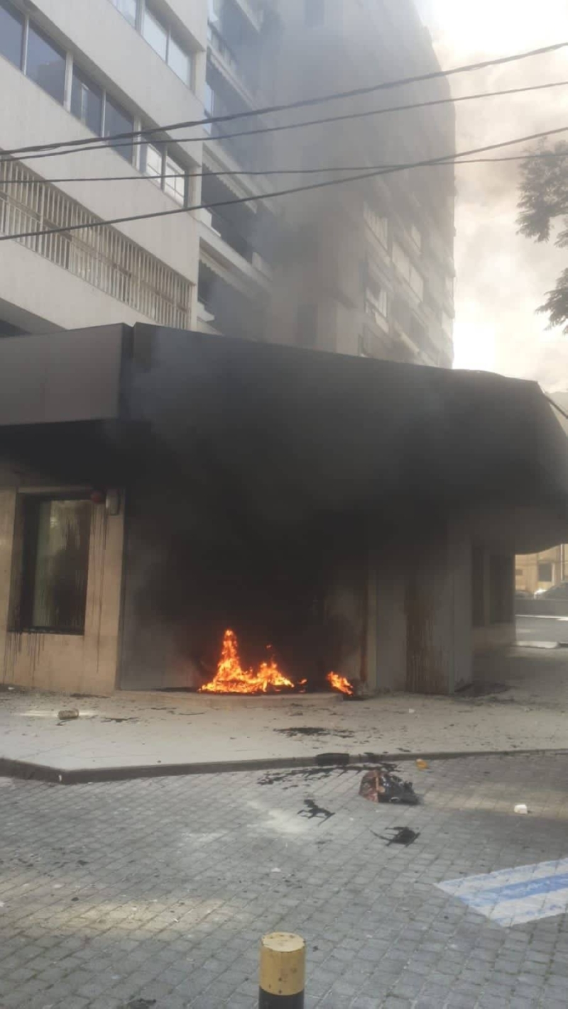 شاهد.. محتجون لبنانيون يقطعون الطرقات ويحطمون ويضرمون النار في المصارف ببيروت