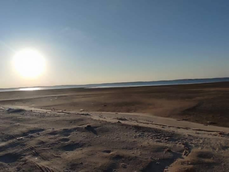 ظاهرة تحدث لأول مرة ..شاهد: انحسار غريب لمياه شاطئ البحر المتوسط شمال سيناء