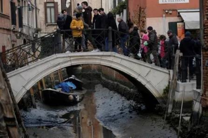 شاهد :  جفاف المياه بشكل كامل من  شوارع مدينة البندقية الإيطالية