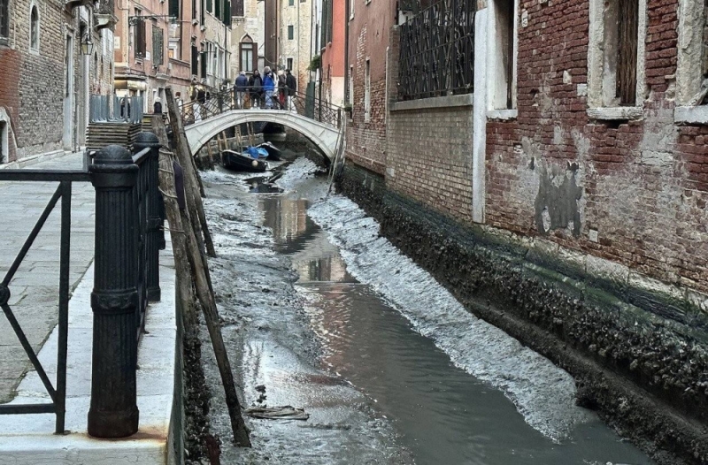شاهد :  جفاف المياه بشكل كامل من  شوارع مدينة البندقية الإيطالية