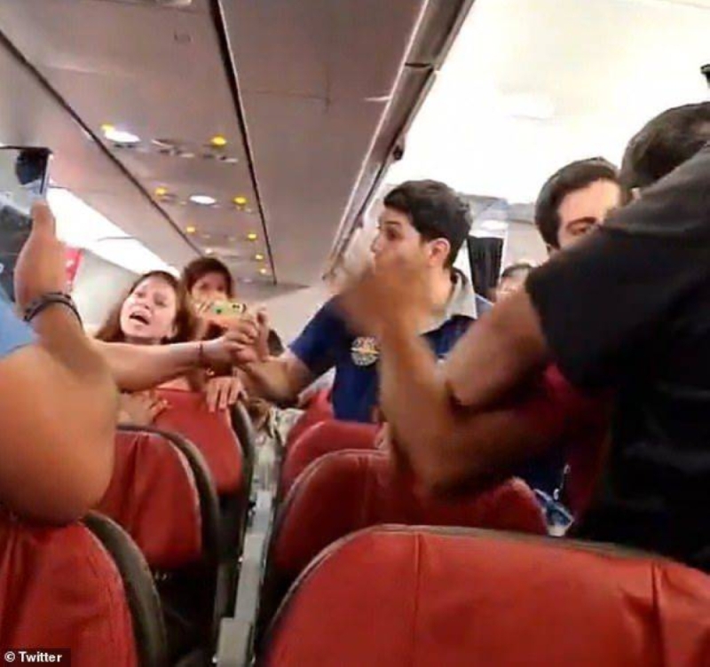 شاهد: اندلاع مشاجرة عنيفة واشتباك بالأيدي بين مسافرين على متن طائرة