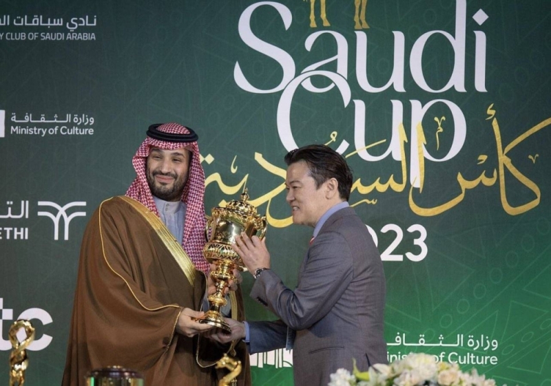 شاهد: ولي العهد‬⁩ يتوج الفائزين في سباقات ⁧‫كأس السعودية‬⁩ للفروسية