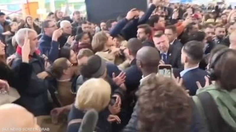 شاهد: نشطاء يعتدون على ماكرون خلال زيارته لمعرض في باريس.. وعناصر الحماية تتدخل
