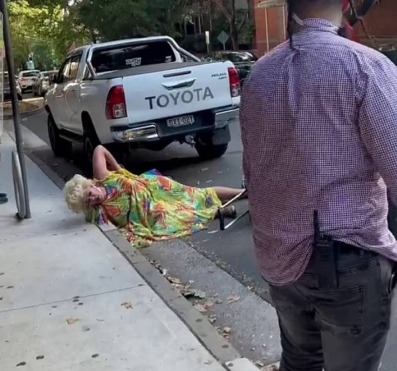 شاهد: فنانة أسترالية تبكي وتصرخ وسط شارع عام بعدما طرحها سائق تاكسي على الأرض