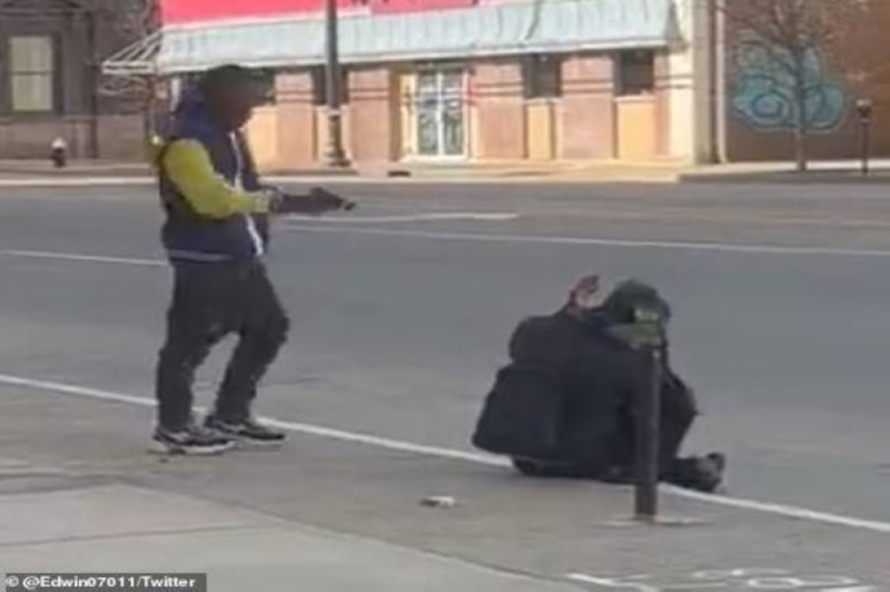 أمريكا.. شاهد: شخص يطلق النار على رأس "مشرد" يجلس على الرصيف وسط شارع عام