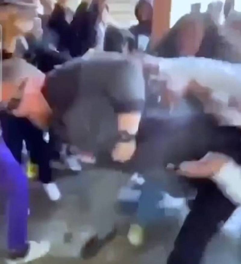 شاهد: شرطي أمريكي يضع قدمه على رقبة طالب أسود ويعتدي عليه بوحشية داخل مدرسة
