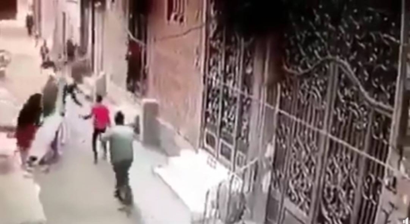 شاهد: مصري يقتل جاره بطريقة بشعة أمام زوجته وأولاده