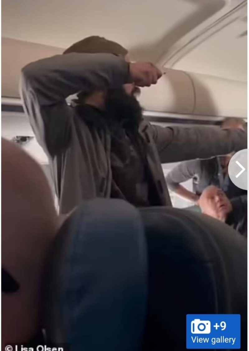 شخص يحاول طعن مضيفة وفتح مخرج الطوارئ داخل طائرة أمريكية.. شاهد: فيديو يوثق لحظات الرعب وردة فعل الركاب