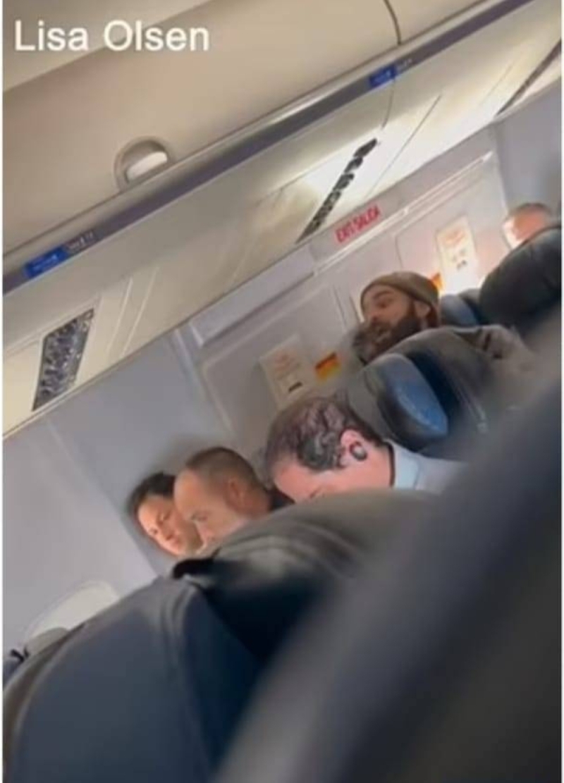 شخص يحاول طعن مضيفة وفتح مخرج الطوارئ داخل طائرة أمريكية.. شاهد: فيديو يوثق لحظات الرعب وردة فعل الركاب