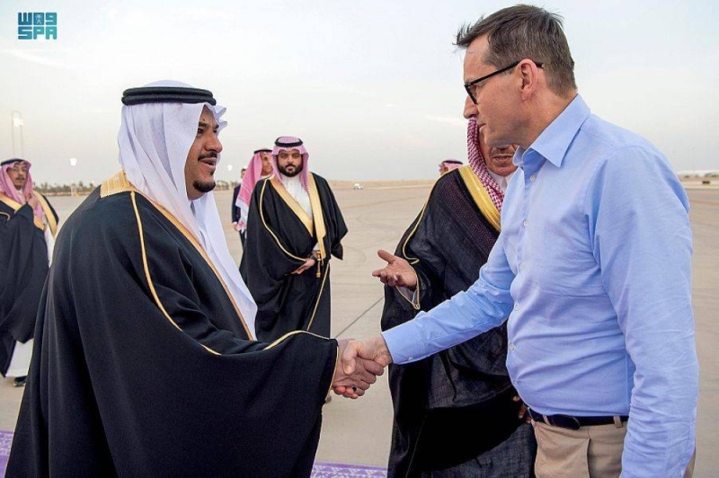 رئيس وزراء بولندا يصل إلى الرياض - صور