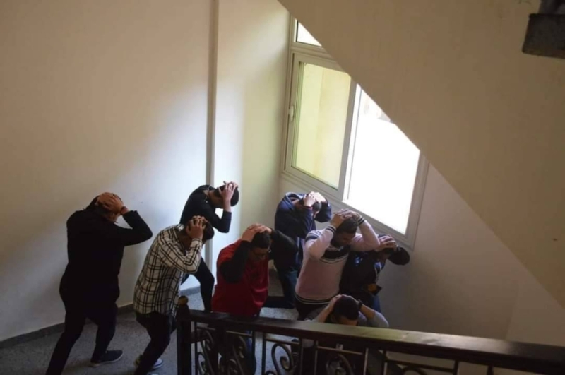خرجوا كأنهم رهائن .. شاهد: طلاب جامعة مصرية يثيرون السخرية أثناء دورة تدريبية لمحاكاة الزلزال!