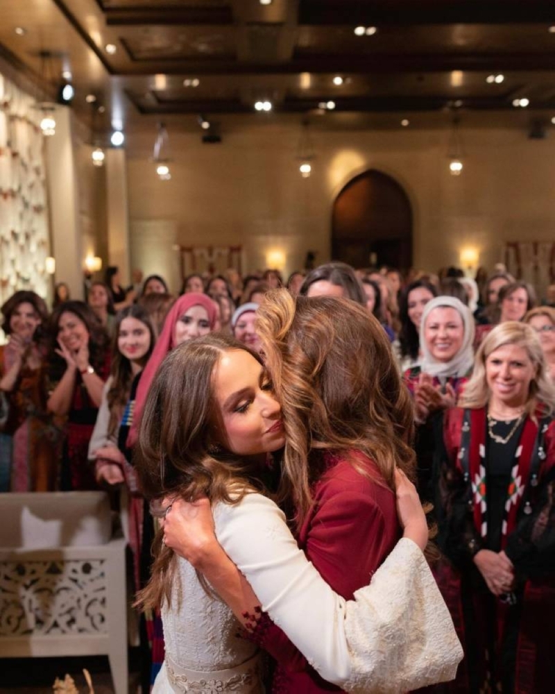 شاهد: الملكة رانيا تنشر صور من حفل حناء ابنتها إيمان بوجود "رجوة السيف" .. وتعلق: حنينا العروس